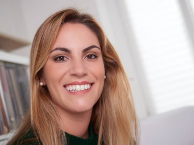 Kaygısız kadın evdeki kanepede dinleniyor.