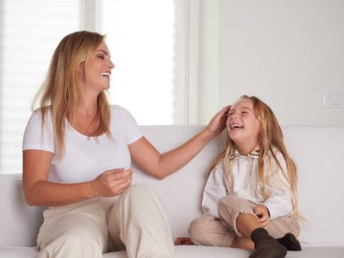 Genç güzel annem oturma kızı ile oynarken