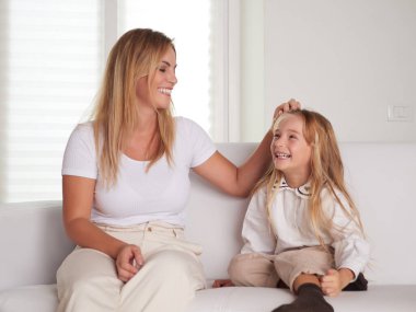 Genç güzel annem oturma kızı ile oynarken