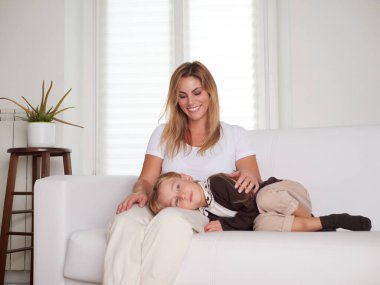 Genç güzel annem oturma kızı ile oynarken