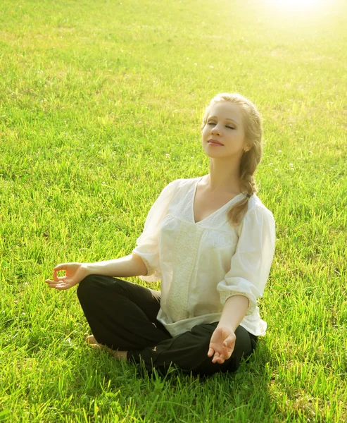 Practica yoga al aire libre — Foto de Stock