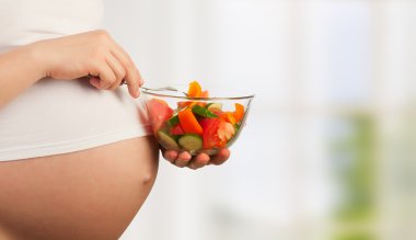 gezonde voeding en zwangerschap. zwangere vrouw en plantaardige sa