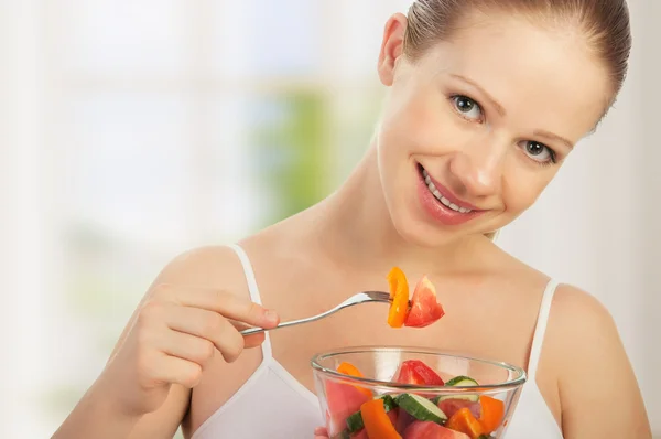 Young healthy woman eats vegetable salad — Stock Photo, Image