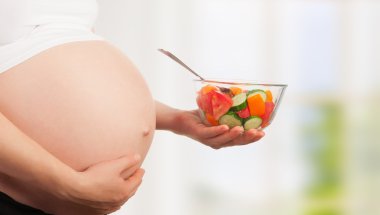 gezonde voeding en zwangerschap. zwangere vrouw en plantaardige sa