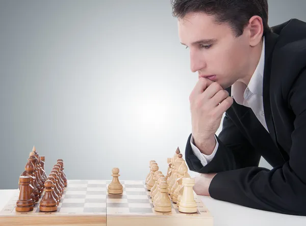 Hombre de negocios jugando ajedrez, haciendo el movimiento — Foto de Stock