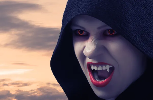 Zły wampir kobieta o zachodzie słońca — Zdjęcie stockowe