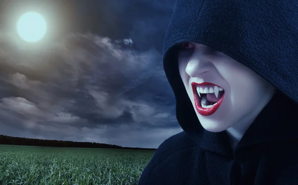 Vampiro femmina arrabbiato al tramonto — Foto Stock