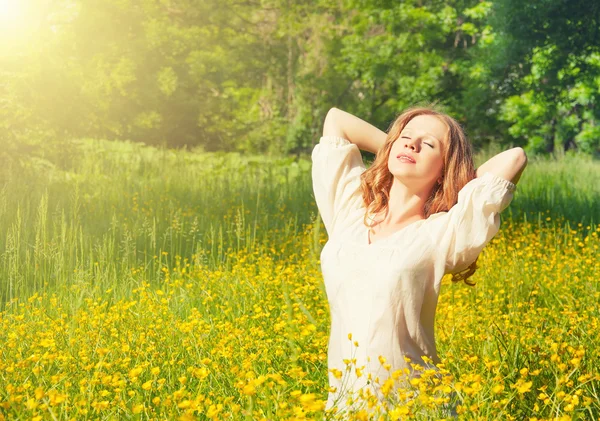 Schöne junge Frau genießt die Sommersonne — Stockfoto