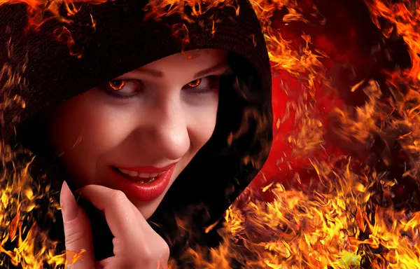 Žena čarodějnice v ohni, halloween — Stock fotografie