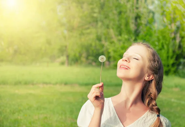 Hermosa chica con diente de león disfrutando del sol de verano — Foto de Stock