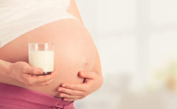 Conceito de nutrição e gravidez. barriga de mulher grávida e — Fotografia de Stock