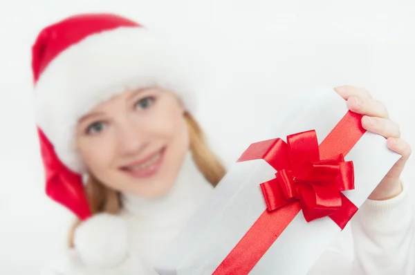 Mulher e presente de Natal, presente branco com uma fita vermelha — Fotografia de Stock