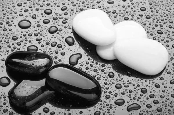 Piedras de guijarros blancos y negros con gotas de agua —  Fotos de Stock