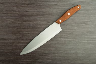 Ahşap arka planda mutfak bıçağı.