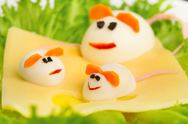 Progettazione di cibo per bambini. uova a forma di topo — Foto Stock