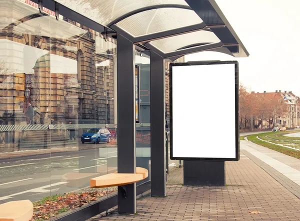 Reclamebord, banner, leeg, wit op bus stop — Stockfoto