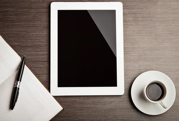 Tablet vazio e um café na mesa — Fotografia de Stock