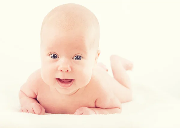 Gelukkig naakte pasgeboren baby op witte achtergrond — Stockfoto