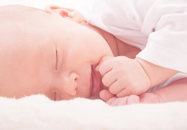 Rostro del bebé recién nacido durmiendo — Foto de Stock