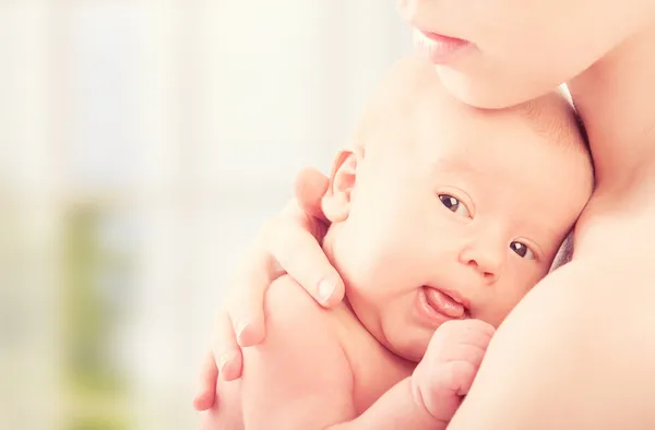 Pasgeboren baby in de armen van moeder — Stockfoto