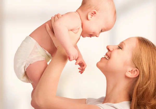 Familia feliz. Joven madre y bebé — Foto de Stock