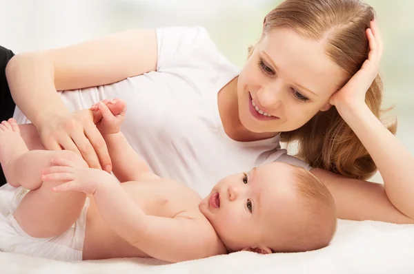 Glückliche Familie. junge Mutter und Baby ruht — Stockfoto