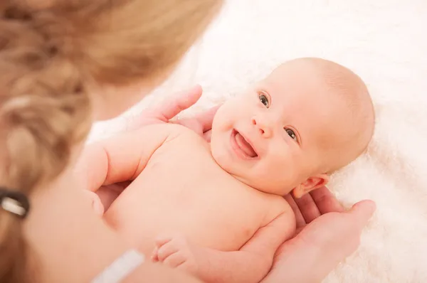 生まれたばかりの赤ちゃんの母親の腕の中で — ストック写真