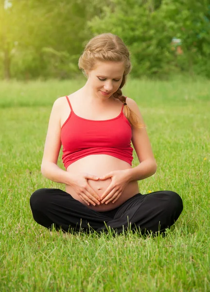 La donna incinta riposa e si rilassa sulla natura — Foto Stock