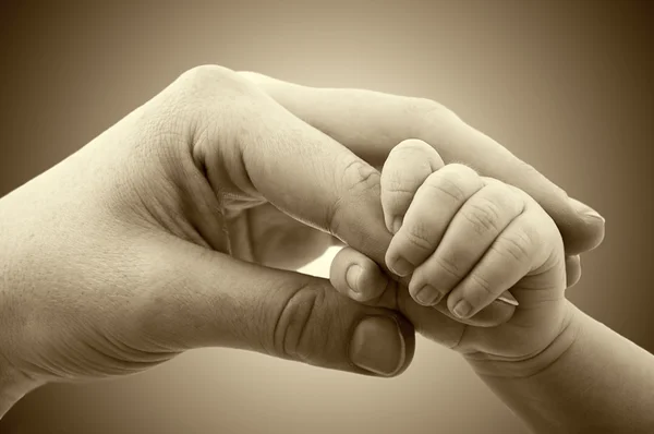 Concept van liefde en familie. handen van moeder en baby Stockafbeelding