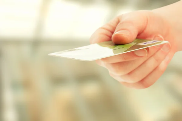 Mano con tarjeta de plástico de crédito bancario — Foto de Stock