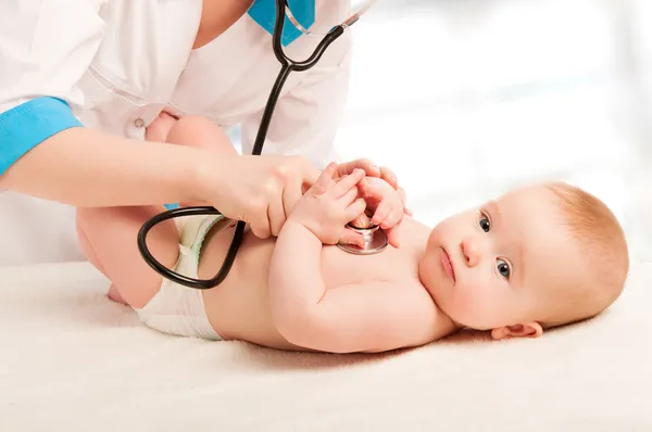 Médico pediatra e paciente - criança pequena — Fotografia de Stock