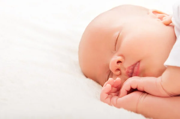 Bebé recién nacido duerme — Foto de Stock
