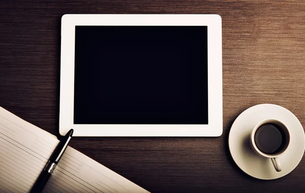 Tablet pc e um café e notebook com caneta na mesa de escritório — Fotografia de Stock