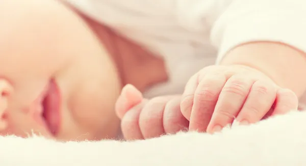 Mano del bambino addormentato neonato da vicino — Foto Stock