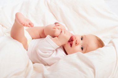 küçük bebek parmağına bacak emme
