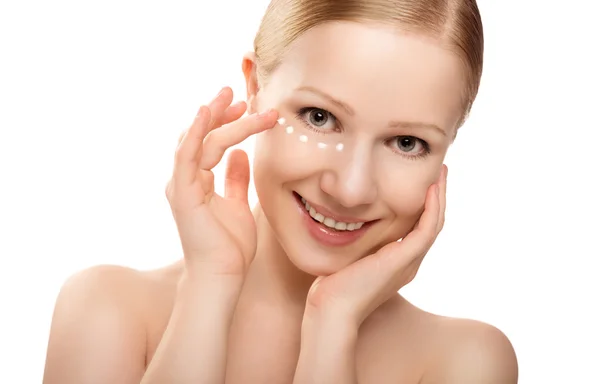 Pielęgnacja skóry. twarz piękne zdrowe kobiety z krem na białym tle — Zdjęcie stockowe
