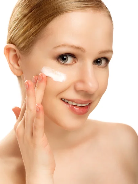 Pielęgnacja skóry. twarz piękne zdrowe kobiety z krem na białym tle — Zdjęcie stockowe