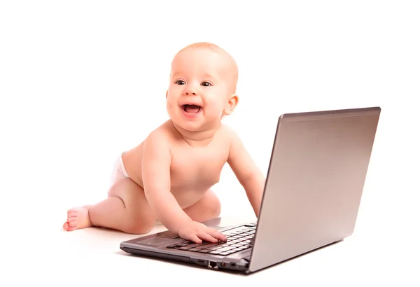 Bebê e um computador portátil isolado — Fotografia de Stock