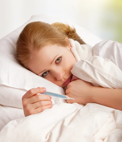 Donna con termometro raffreddore, influenza, febbre a letto — Foto Stock