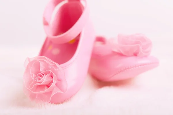 Zapatos botines de bebé con roseta para niña recién nacida — Foto de Stock