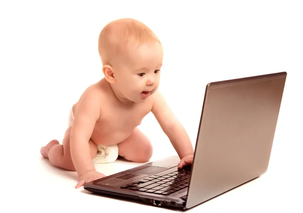 Dziecko i komputer przenośny na białym tle — Zdjęcie stockowe