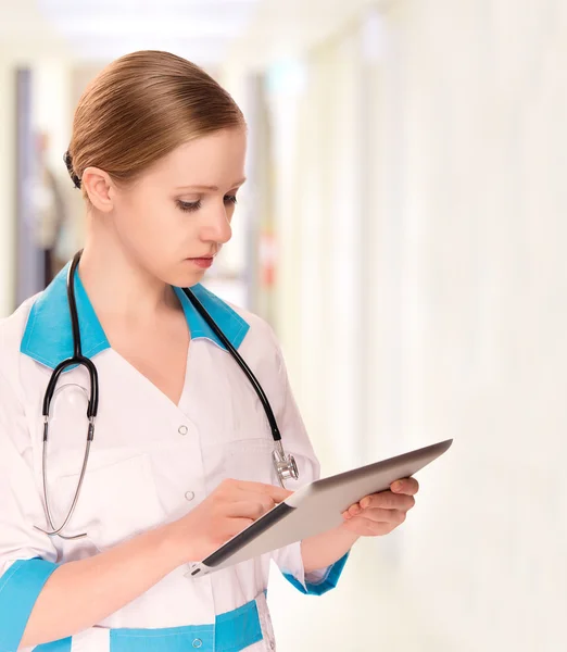 Mujer Doctor sosteniendo una tableta —  Fotos de Stock