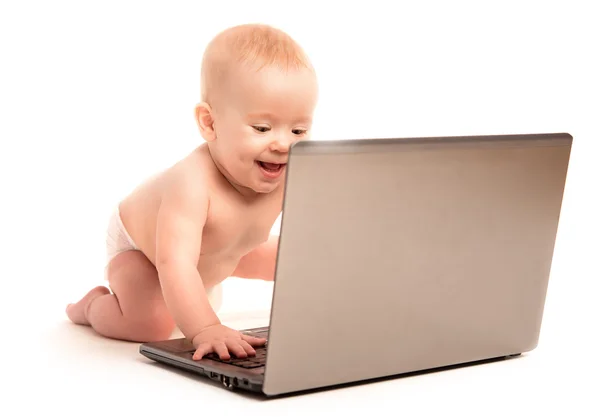 Bebê feliz e um computador portátil isolado — Fotografia de Stock