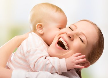 Anne ve bebek öpüşme