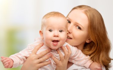 mutlu bir aile. genç anne ile bebek