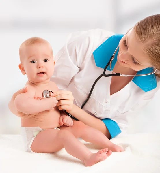 Pediatra bebê e médico. médico escuta o coração com s — Fotografia de Stock