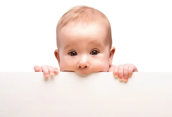 Lindo bebé con blanco banner en blanco aislado — Foto de Stock