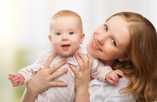 Lycklig familj. ung mamma med baby — Stockfoto