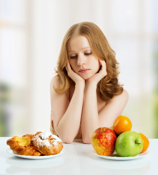 Woman choose between healthy and unhealthy food — Stock Photo, Image