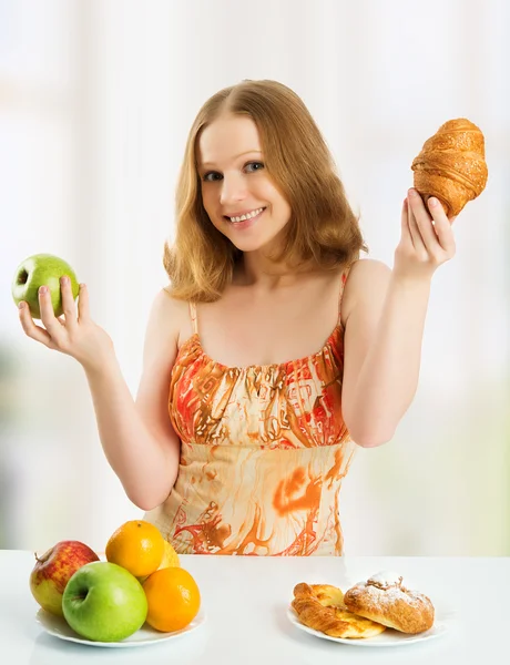 Mujer elegir entre alimentos saludables y poco saludables — Foto de Stock